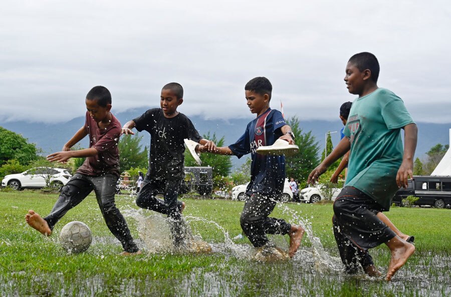 دیدنی های امروز؛ از جنجال "برقع" در سنای استرالیا تا پذیرایی ویژه از سگ پلیس در آمریکا بازی فوتبال کودکان در یک شالیزار برنج