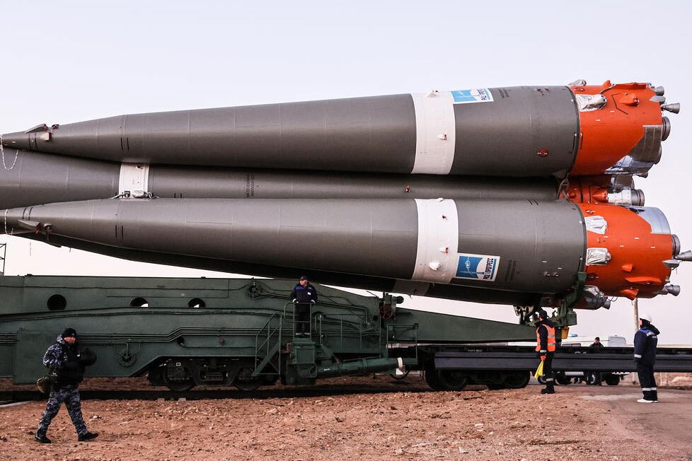 دیدنی های امروز؛ از جنجال "برقع" در سنای استرالیا تا پذیرایی ویژه از سگ پلیس در آمریکا نصب یک موشک تقویتکننده به فضاپیمای سایوز MS 28