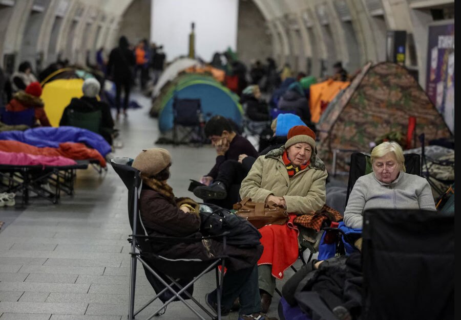 پناه گرفتن مردم اوکراین در مترو شهر "کی یف"