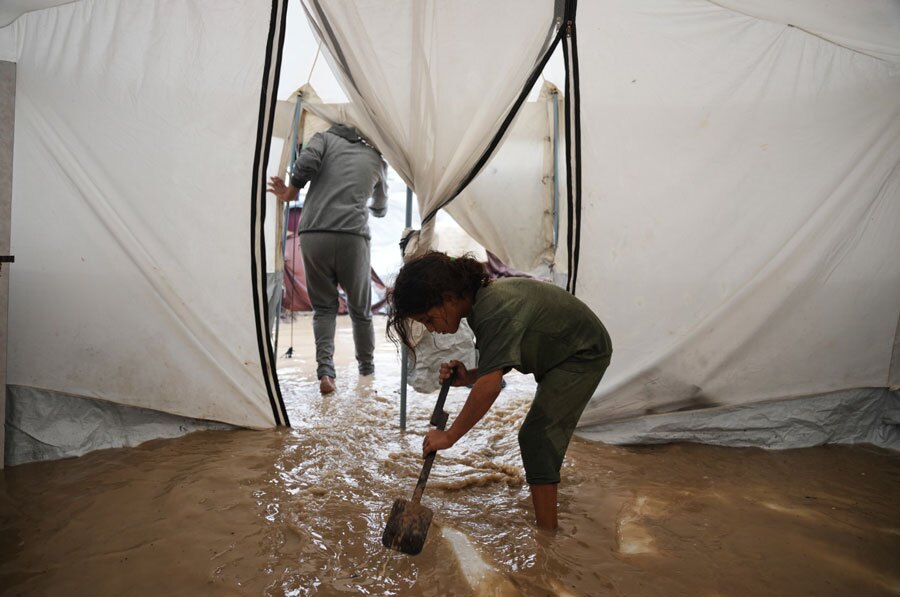 دیدنی های امروز؛ از بوقلمون های روز شکرگزاری در کاخ سفید تا دردسر باران برای مردم غزه نفوذ آب باران به داخل چادر اسکان آوارگان جنگی