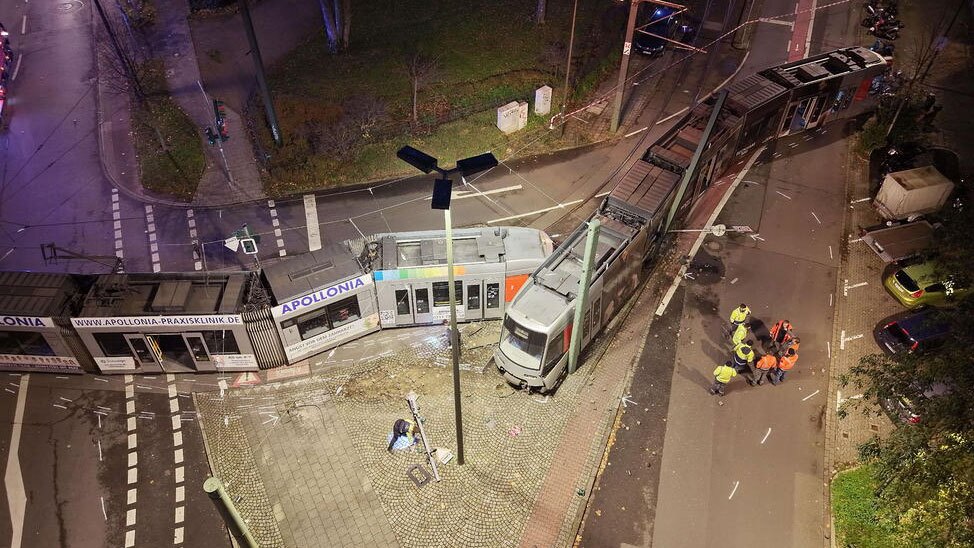 دیدنی های امروز؛ از بوقلمون های روز شکرگزاری در کاخ سفید تا دردسر باران برای مردم غزه تصادف واگن های تراموا در دوسلدورف آلمان