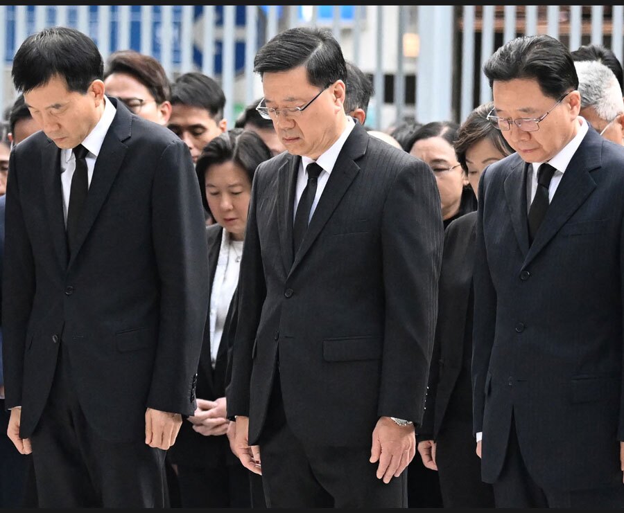 دیدنی های امروز؛ از صف های خرید "بلک فرایدی" تا سفر پاپ به ترکیه 3 دقیقه سکوت از سوی مسئولان اجرایی هنگ کنگ