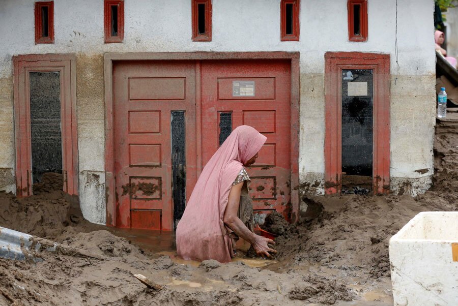 دیدنی های امروز؛ از صف های خرید "بلک فرایدی" تا سفر پاپ به ترکیه گل و لای سیلاب در آچه اندونزی