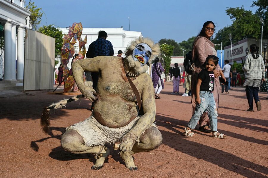 دیدنی های امروز؛ از صف های خرید "بلک فرایدی" تا سفر پاپ به ترکیه هنرمندی در شهر حیدرآباد هند