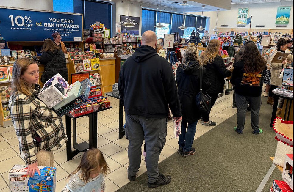 دیدنی های امروز؛ از صف های خرید "بلک فرایدی" تا سفر پاپ به ترکیه صف های خرید "بلک فرایدی"