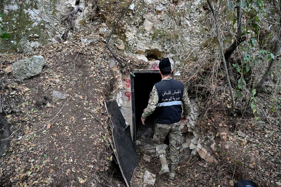 دیدنی های امروز؛ از صف های خرید "بلک فرایدی" تا سفر پاپ به ترکیه ورودی یکی از تونل های حزب الله در جنوب لبنان