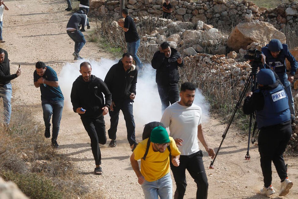 دیدنی های امروز؛ از صف های خرید "بلک فرایدی" تا سفر پاپ به ترکیه ممانعت نیروهای اسرائیلی و شهرک نشینان صهیونیست