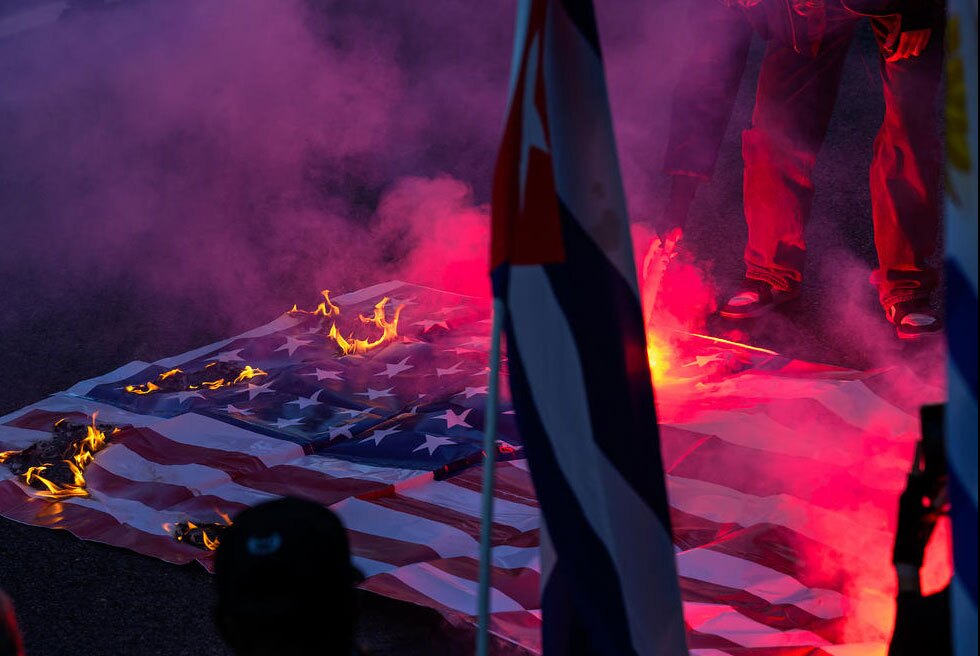 دیدنی های امروز؛ از آتش زدن پرچم آمریکا در ایتالیا تا شهر نان زنجبیلی آتش زدن پرچم آمریکا در تظاهرات دهها هزار نفری در شهر رُم ایتالیا