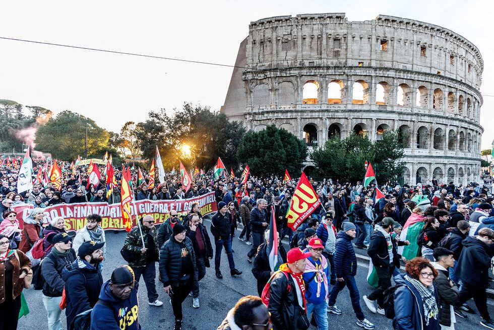 دیدنی های امروز؛ از آتش زدن پرچم آمریکا در ایتالیا تا شهر نان زنجبیلی آتش زدن پرچم آمریکا در تظاهرات دهها هزار نفری در شهر رُم ایتالیا