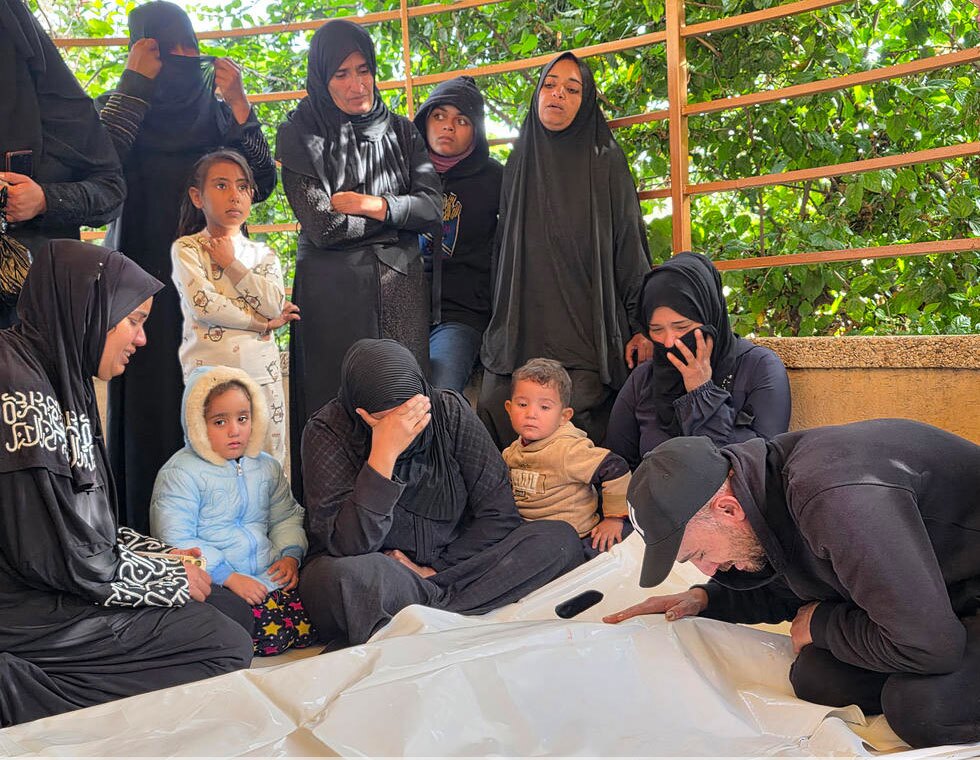 دیدنی های امروز؛ از آتش زدن پرچم آمریکا در ایتالیا تا شهر نان زنجبیلی تشییع پیکر دو کودک فلسطینی در شهر خان یونس