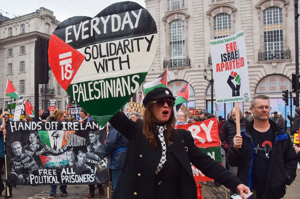 دیدنی های امروز؛ از آتش زدن پرچم آمریکا در ایتالیا تا شهر نان زنجبیلی تظاهرات در حمایت از فلسطین در لندن