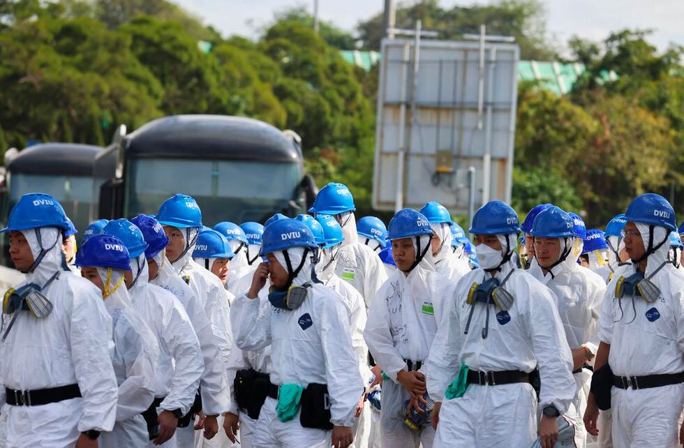 دیدنی های امروز؛ از آتش زدن پرچم آمریکا در ایتالیا تا شهر نان زنجبیلی حضور واحد شناسایی قربانیان پلیس هنگ کنگ در محل آتش سوزی