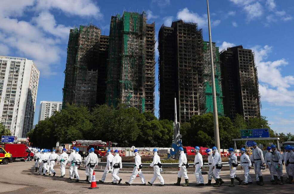 دیدنی های امروز؛ از آتش زدن پرچم آمریکا در ایتالیا تا شهر نان زنجبیلی حضور واحد شناسایی قربانیان پلیس هنگ کنگ در محل آتش سوزی