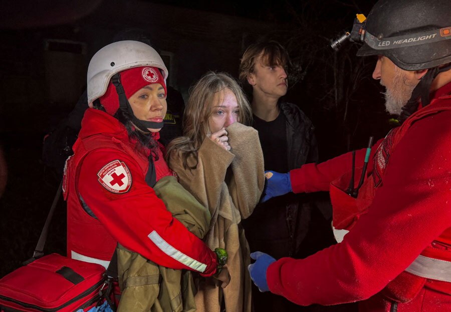 دیدنی های امروز؛ از آتش زدن پرچم آمریکا در ایتالیا تا شهر نان زنجبیلی امدادرسانی به صدمه دیدگان حمله موشکی