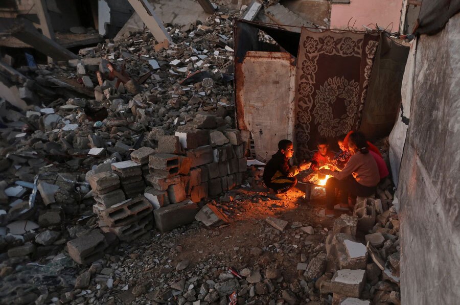 دیدنی های امروز؛ از آتش زدن پرچم آمریکا در ایتالیا تا شهر نان زنجبیلی گرم شدن کودکان فلسطینی در غزه