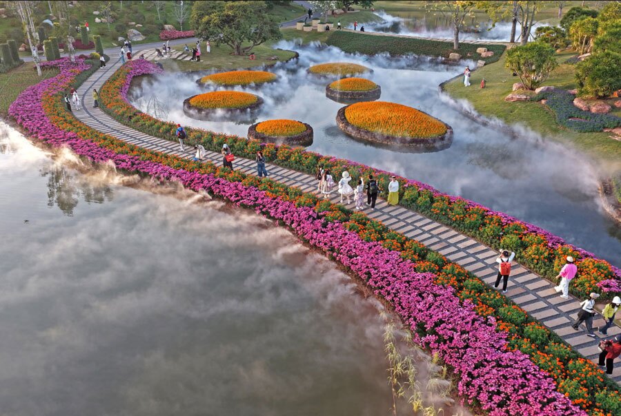 دیدنی های امروز؛ از آتش زدن پرچم آمریکا در ایتالیا تا شهر نان زنجبیلی بازدید گردشگران از منطقه کوهستانی "چینگشیو"