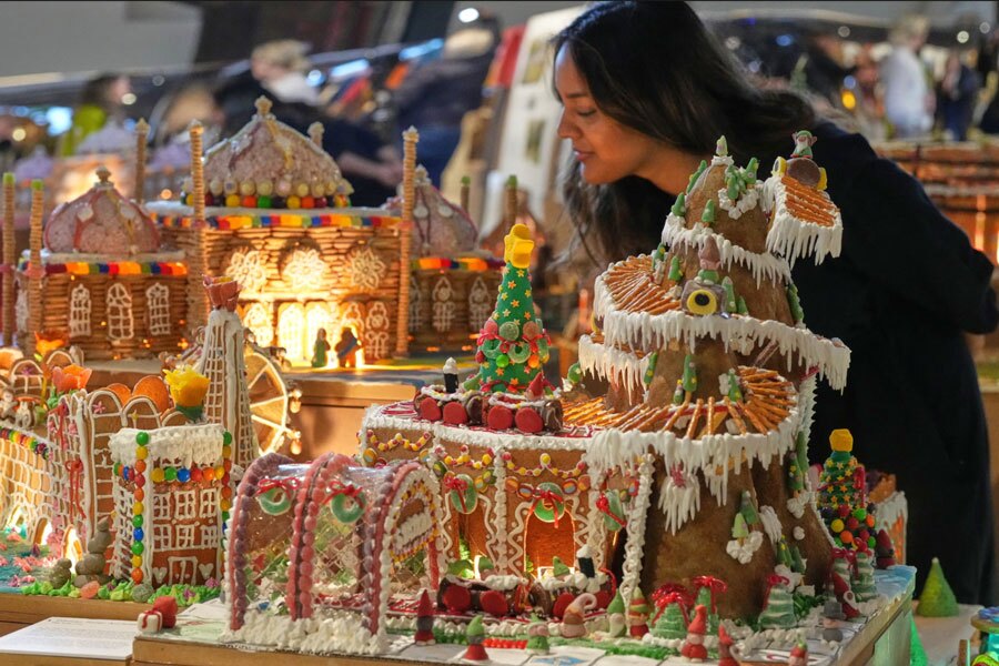 دیدنی های امروز؛ از آتش زدن پرچم آمریکا در ایتالیا تا شهر نان زنجبیلی ماکتی از "شهر نان زنجبیلی"