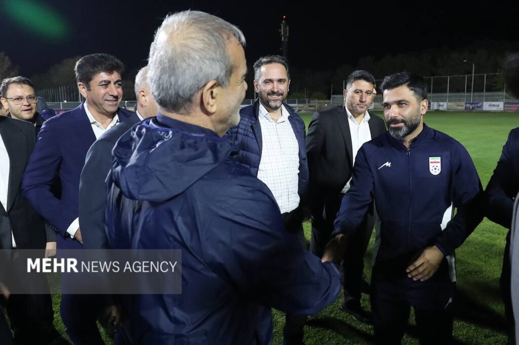 پا به توپ شدن رئیس جمهور در تمرین تیم ملی فوتبال/ عکس رئیس جمهور در تمرین تیم ملی فوتبال