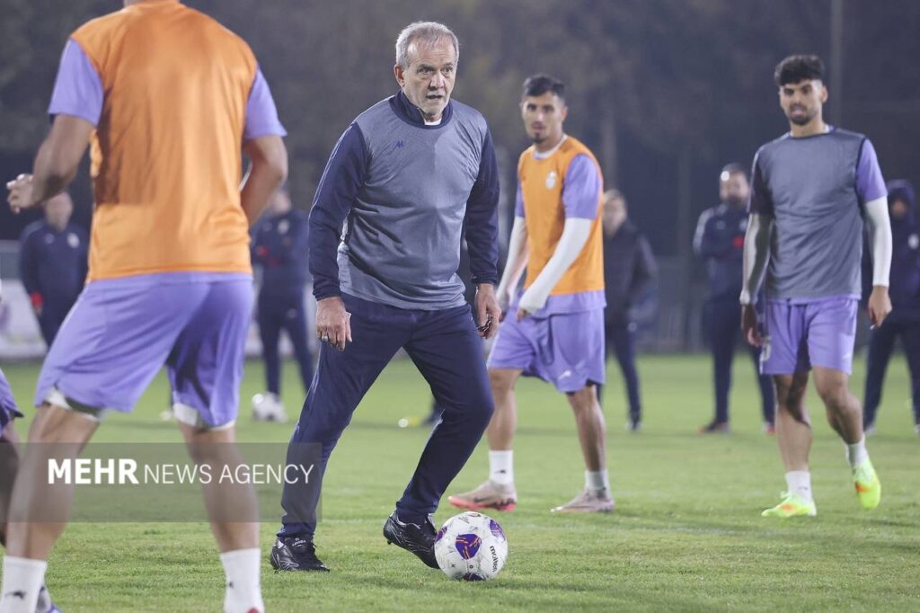 پا به توپ شدن رئیس جمهور در تمرین تیم ملی فوتبال/ عکس رئیس جمهور در تمرین تیم ملی فوتبال