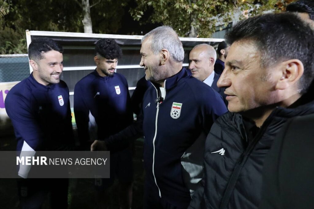 پا به توپ شدن رئیس جمهور در تمرین تیم ملی فوتبال/ عکس رئیس جمهور در تمرین تیم ملی فوتبال