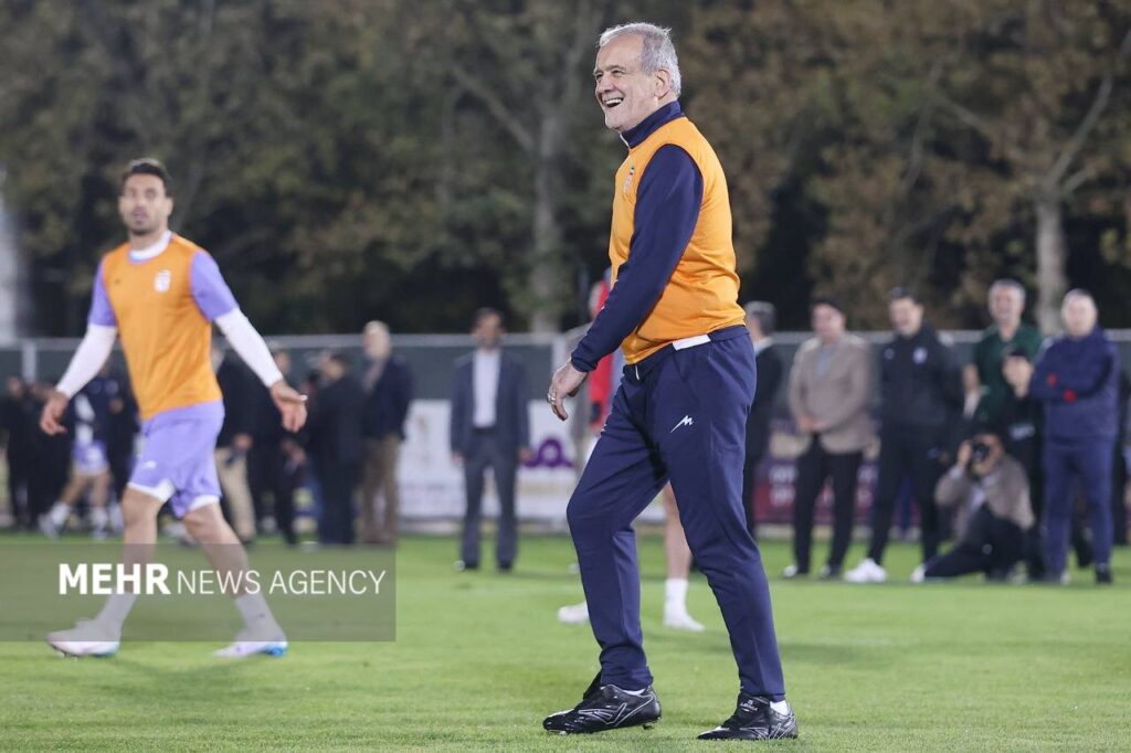 پا به توپ شدن رئیس جمهور در تمرین تیم ملی فوتبال/ عکس رئیس جمهور در تمرین تیم ملی فوتبال