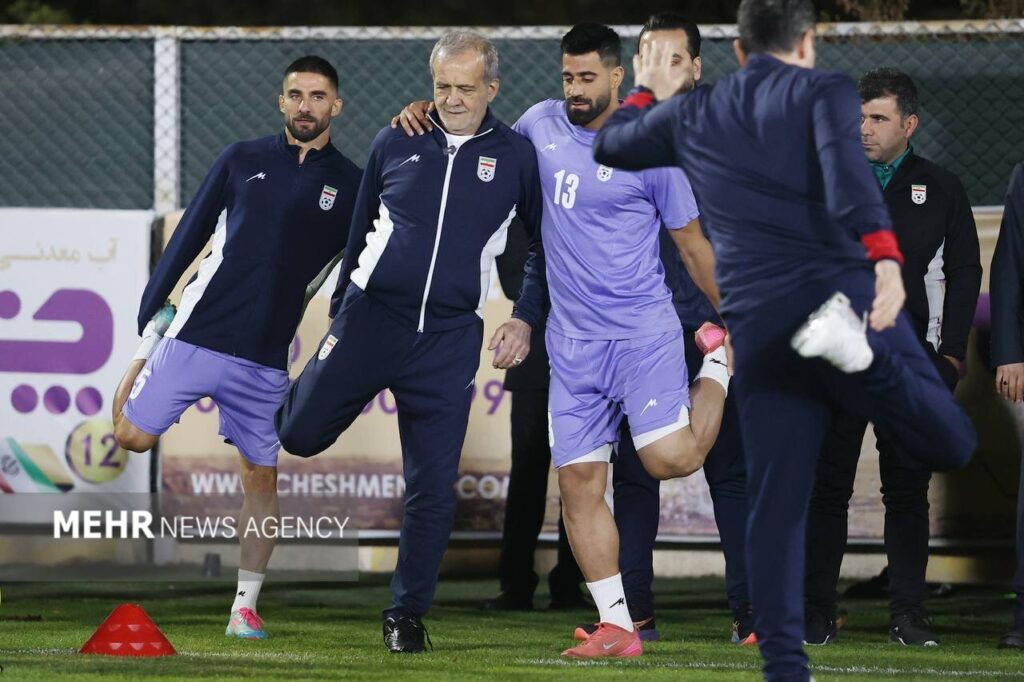 پا به توپ شدن رئیس جمهور در تمرین تیم ملی فوتبال/ عکس رئیس جمهور در تمرین تیم ملی فوتبال