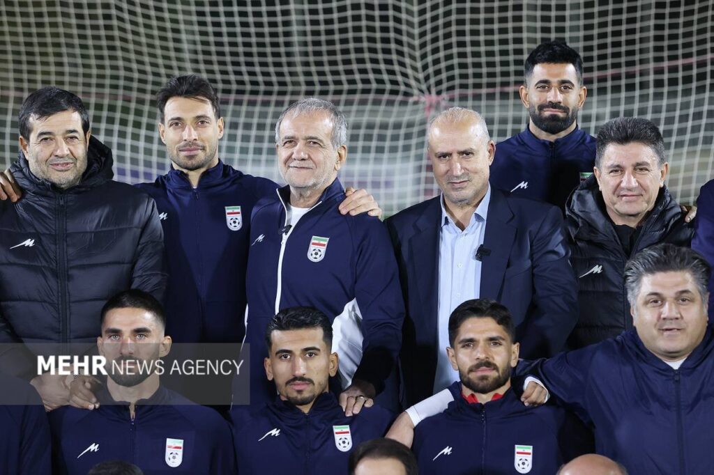 پا به توپ شدن رئیس جمهور در تمرین تیم ملی فوتبال/ عکس رئیس جمهور در تمرین تیم ملی فوتبال