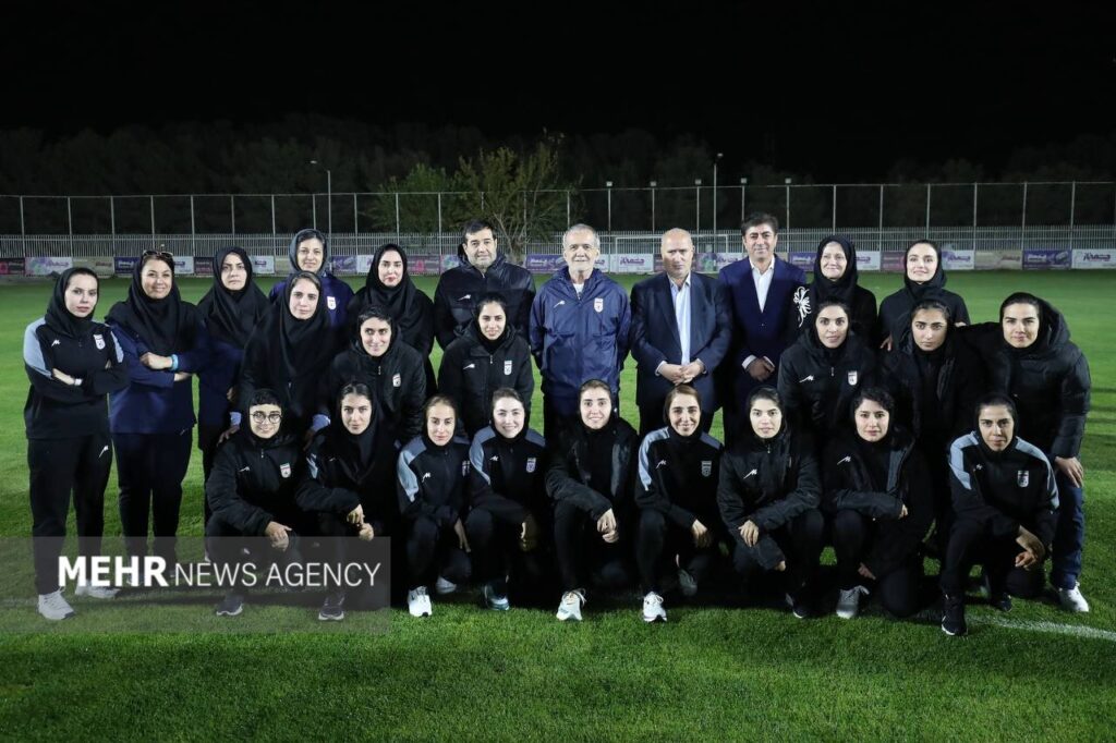 پا به توپ شدن رئیس جمهور در تمرین تیم ملی فوتبال/ عکس رئیس جمهور در تمرین تیم ملی فوتبال