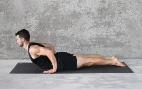 یوگا چگونه مغز، اعصاب و قلب شما را بازتنظیم میکند؟ فواید یوگا بر بدن