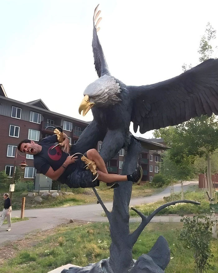 وقتی مجسمهها سوژه می شوند؛ نگاهی به خلاقیتهای طنز عکاسی عکاسی طنز