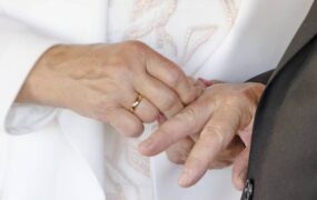 «اشکهای زن ۲۸ ساله در کلانتری/ همسایه ای که «مادر»ش بود، عاشق شوهرش شد! ازدواج