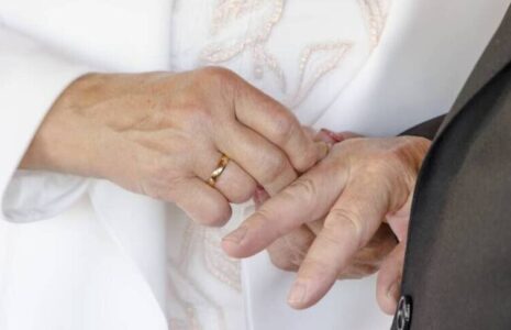 «اشکهای زن ۲۸ ساله در کلانتری/ همسایه ای که «مادر»ش بود، عاشق شوهرش شد! ازدواج