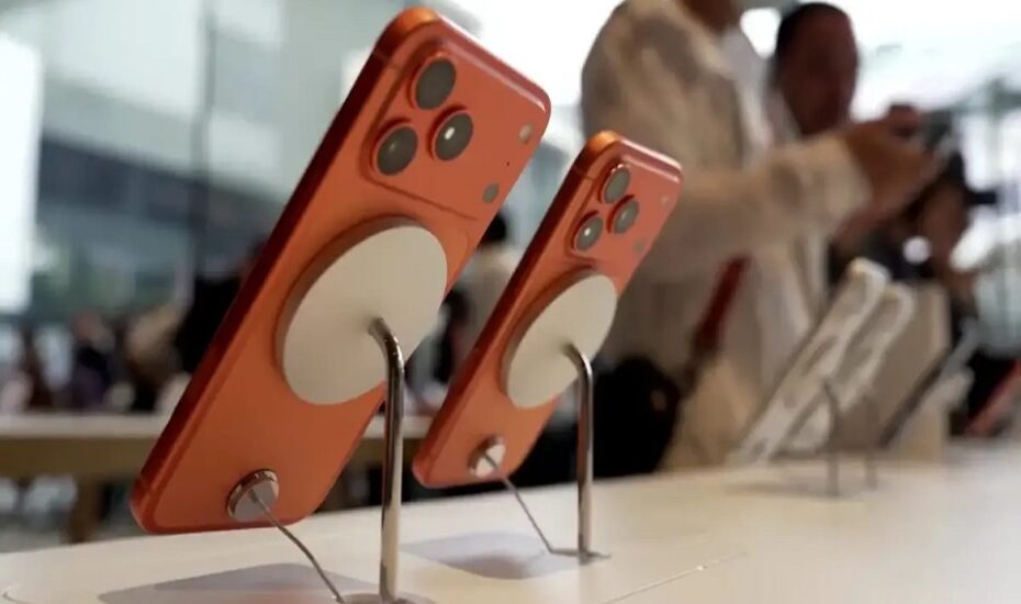 تشکیل صف برای خرید آیفون ۱۷ در غزه/ فیلم تشکیل صف برای خرید آیفون ۱۷ در غزه