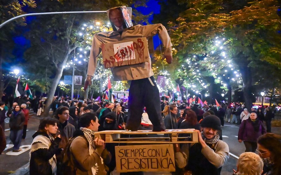 دیدنی های امروز؛ از آتش زدن پرچم آمریکا در ایتالیا تا شهر نان زنجبیلی