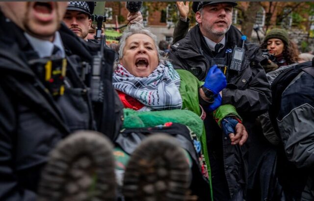 دیدنی های امروز؛ از فوران آتشفشان در اندونزی تا سالگرد پایان رژیم دیکتاتوری در اسپانیا