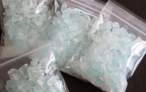 کشف بیش از ۱۰ کیلو شیشه در فرودگاه بندرعباس شیشه