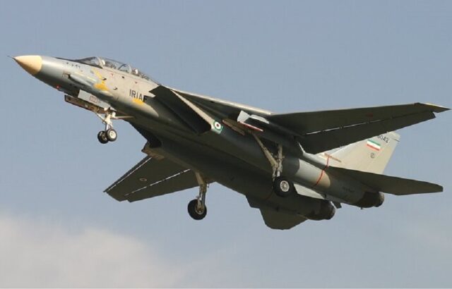 عبور جنگنده ایرانی در ارتفاع پایین در آسمان تهران