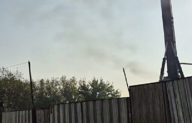 فعالیت دودزای شهرداری در میدان سپاه تهران با وجود آلودگی شدید پایتخت