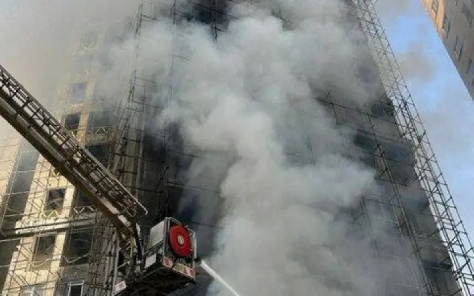 نجات ۳۰ نفر از حریق برج ۲۰ طبقه در غرب تهران