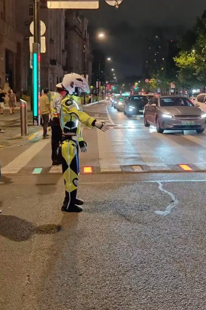 چین از ربات انساننمای راهنمای ترافیک رونمایی کرد؛ آغاز فصل تازهای در مدیریت شهری ربات انساننمای ترافیکی