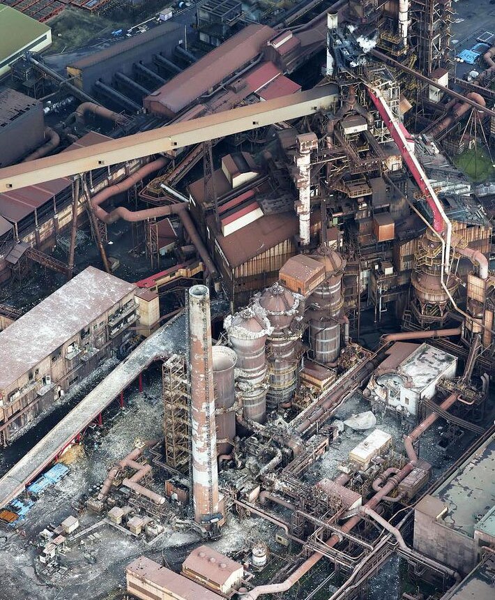 دیدنی های امروز؛ از سفر پاپ به بیروت تا تولید برق به سبک غزه خسارات گسترده آتش سوزی در کارخانه شرکت فولاد "نیپون"