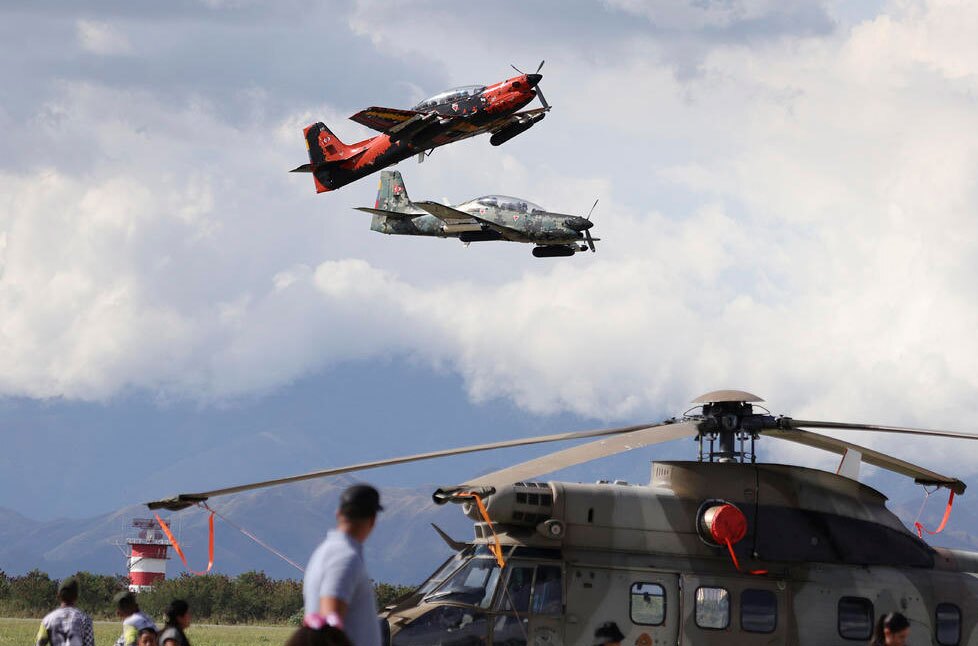 دیدنی های امروز؛ از سفر پاپ به بیروت تا تولید برق به سبک غزه پرواز دو هواپیمای نظامی در طول نمایشگاه هوایی صنعتی ونزوئلا