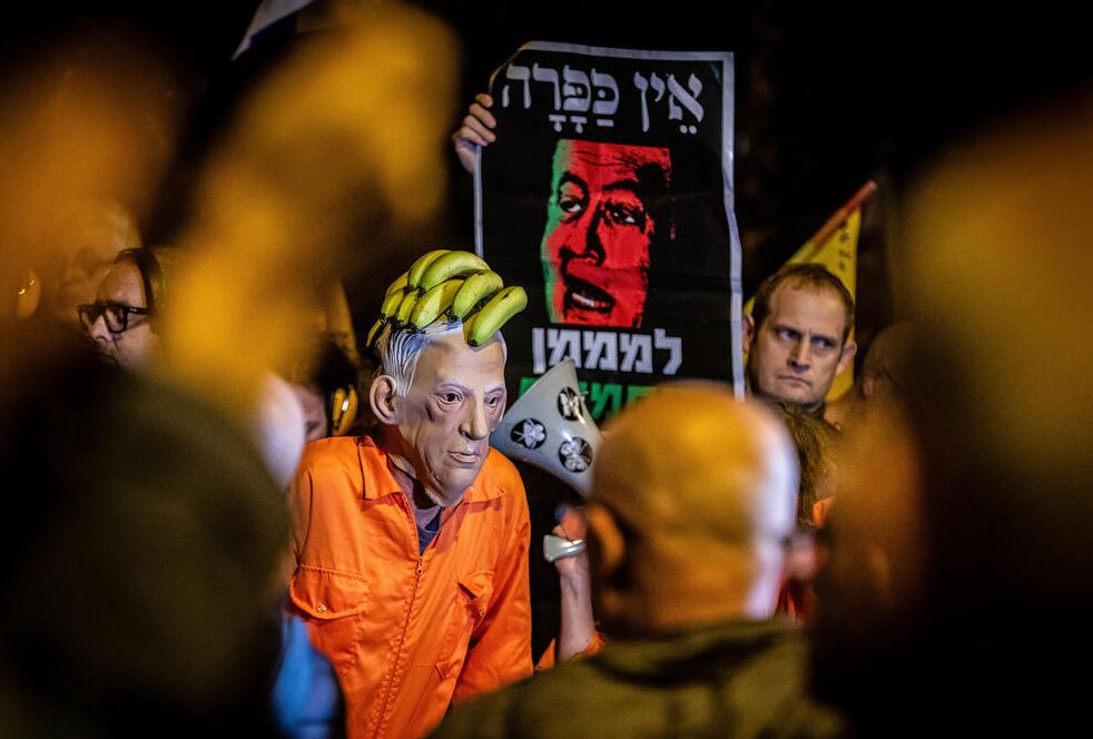 دیدنی های امروز؛ از سفر پاپ به بیروت تا تولید برق به سبک غزه تظاهرات مخالفان نتانیاهو علیه درخواست عفو