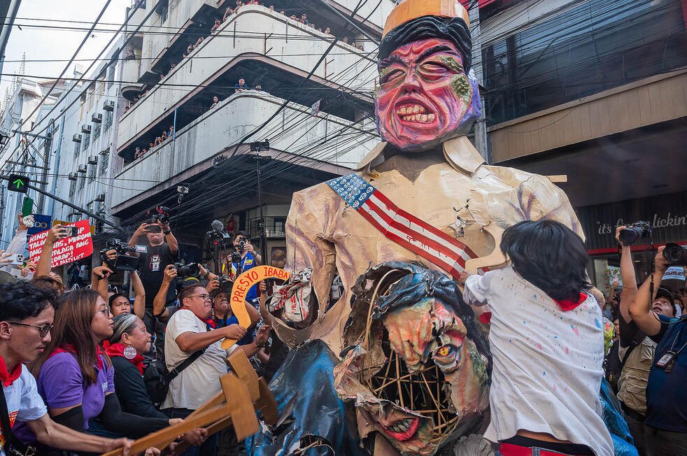 دیدنی های امروز؛ از سفر پاپ به بیروت تا تولید برق به سبک غزه تظاهرات مخالفان علیه رئیس جمهوری و معاون رئیس جمهوری فیلیپین