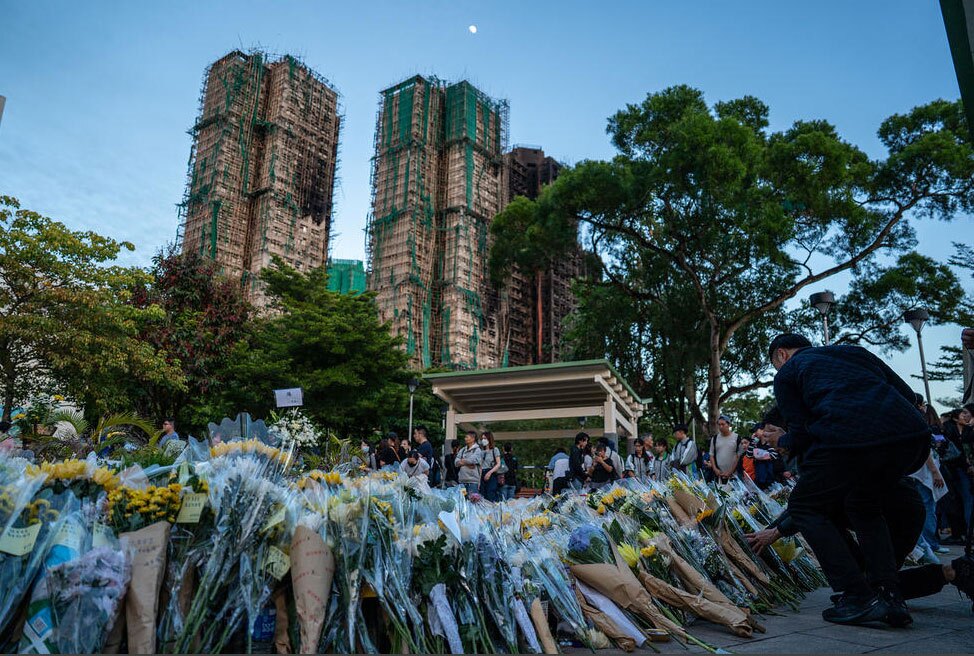 اهدای گل به قربانیان آتش سوزی اخیر در یک مجتمع مسکونی