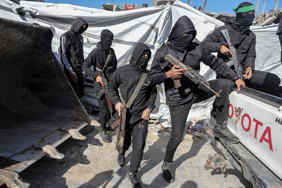 جنگجویان حماس در محل جستجوی جسد اسرای اسرائیلی