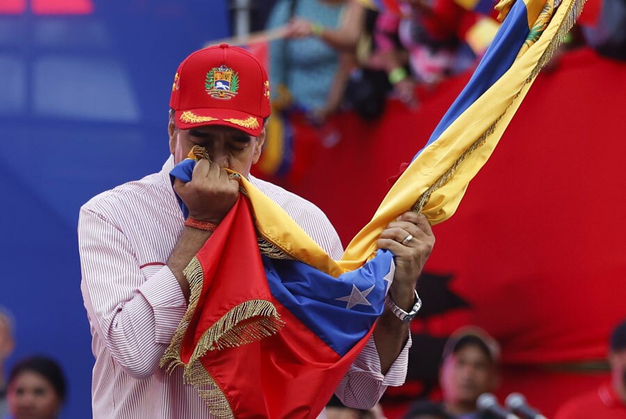 رئیس جمهوری ونزوئلا در جریان یک تظاهرات میهنی