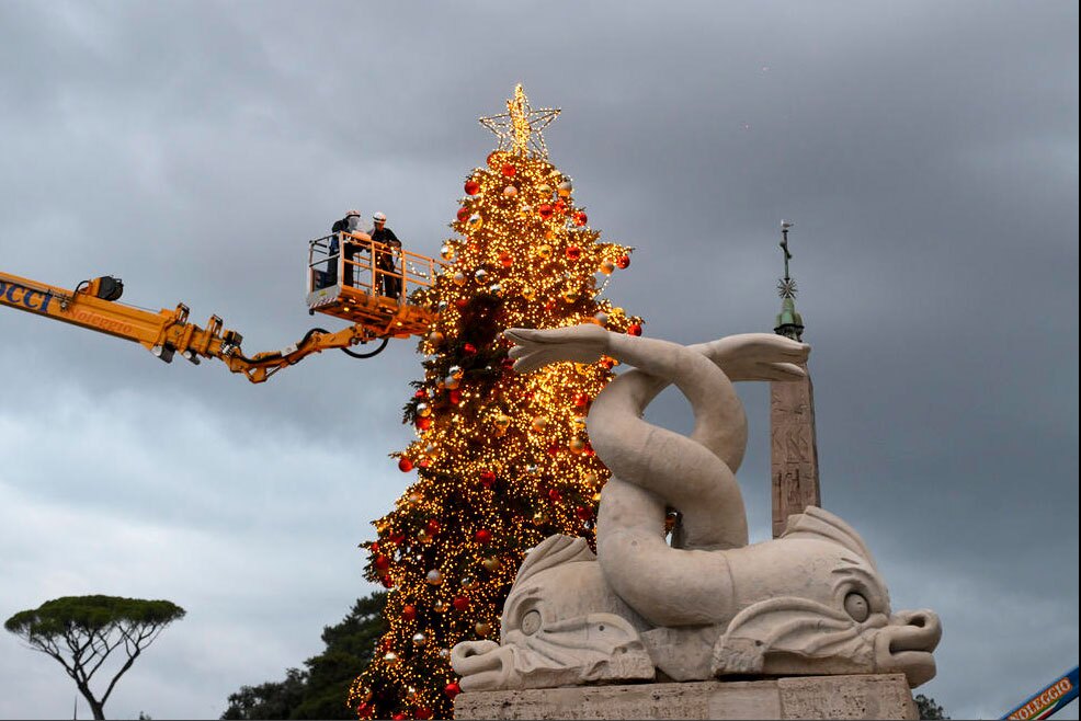 نصب درخت کریسمس در شهر رُم ایتالیا