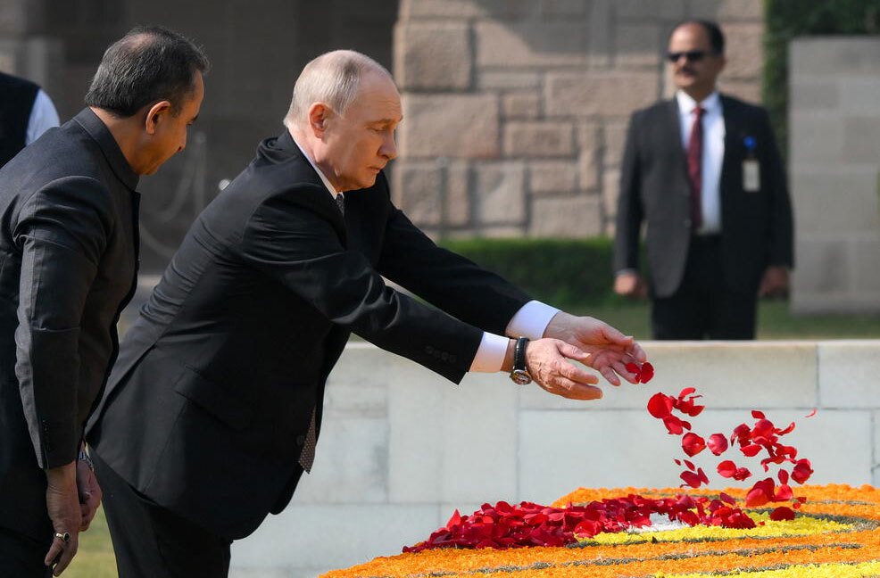 دیدنی های امروز؛ از مراسم قرعه کشی جام جهانی 2026 تا سگ رباتیک ایلان ماسک استقبال از ولادیمیر پوتین در هندوستان