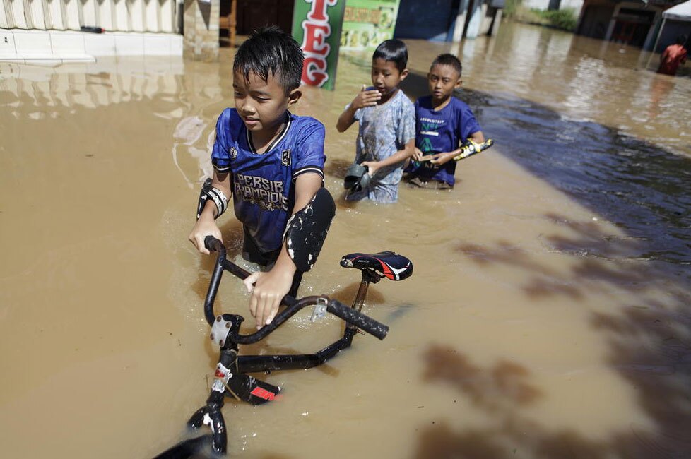 دیدنی های امروز؛ از مراسم قرعه کشی جام جهانی 2026 تا سگ رباتیک ایلان ماسک سیل در اندونزی